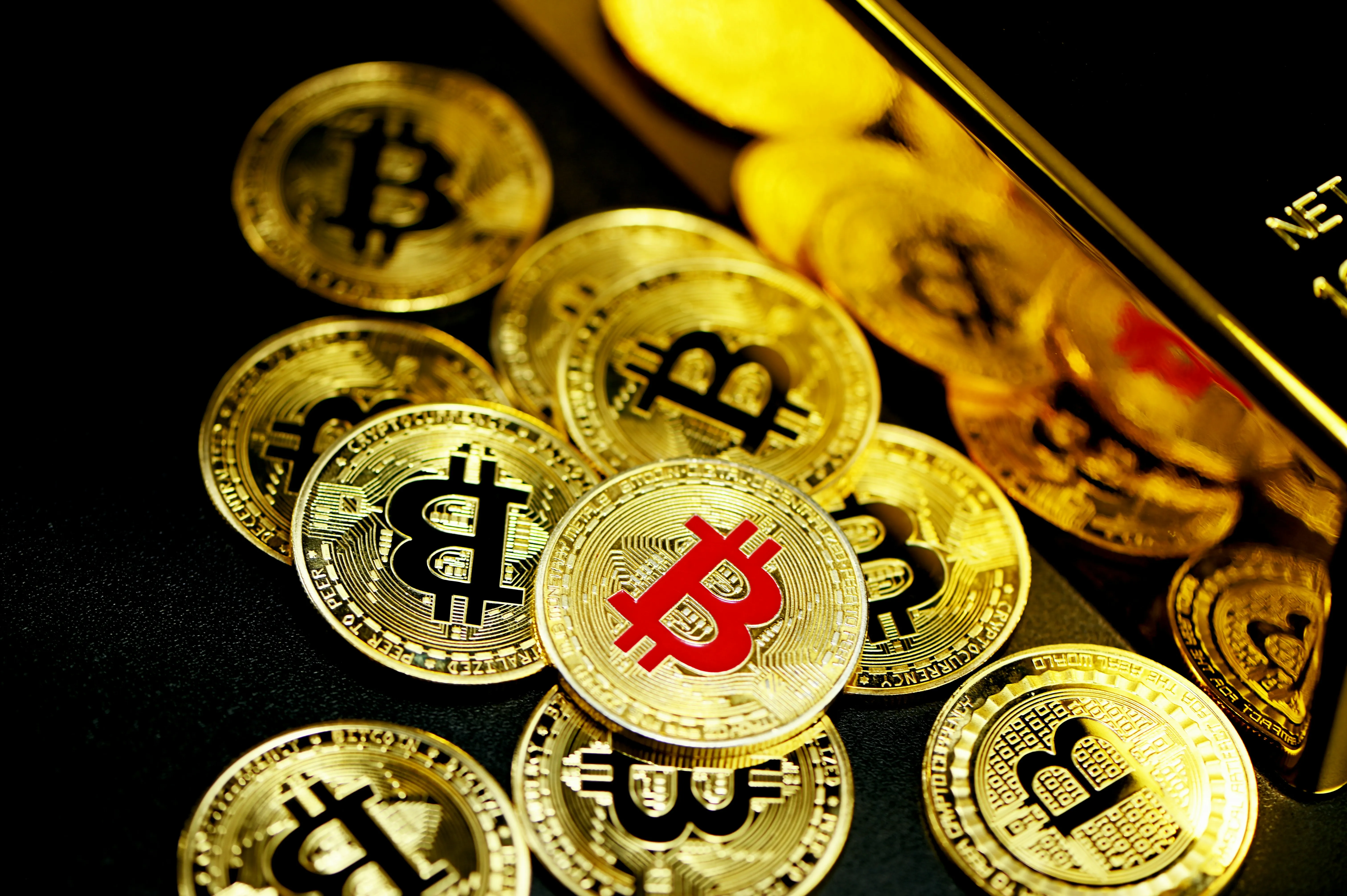 Hình ảnh biểu tượng các yếu tố chiến lược như quản lý ngân sách và lựa chọn game